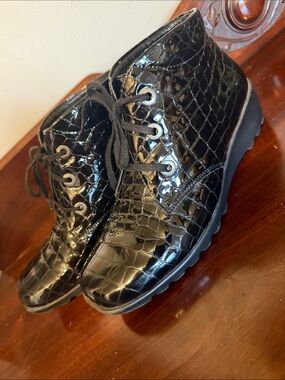 JOSEF SEIBEL CALAIS 88 BLACK PATENT gubbs like new size 38